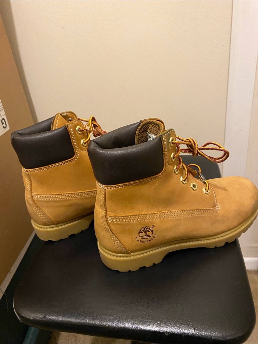 Timberland Classic Premium 6-Inch Waterproof Boot in wheat nubuck, SZ 8 - Picture 3 of 8